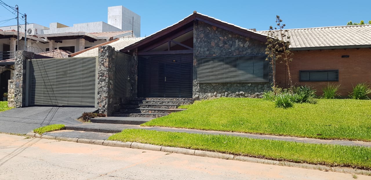 En VENTA exclusiva casa sobre Avda del Yacht